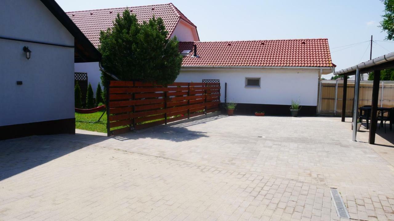 Idill Apartmanház B&B Tiszafüred Exterior foto