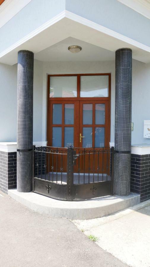 Idill Apartmanház B&B Tiszafüred Exterior foto